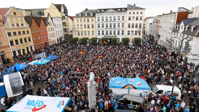 
                    AfD enche praça de Schwerin no encerramento de campanha. As imagens
                