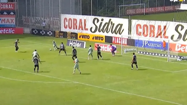 
                    Quatro golos e uma expulsão. O resumo da primeira vitória do Famalicão
                