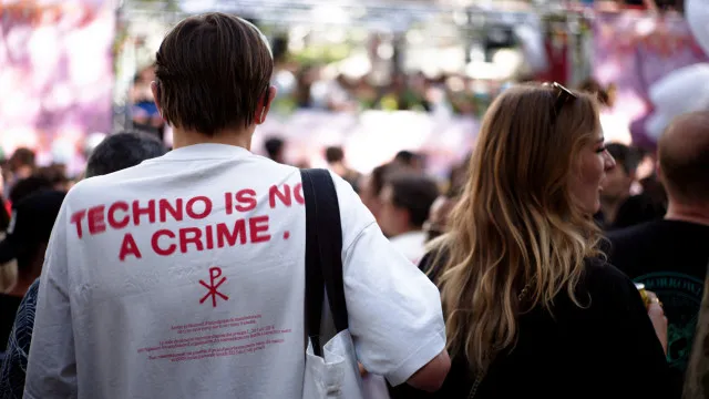 
                    Techno Parade reuniu 350.000 pessoas em Paris em protesto contra sanções
                