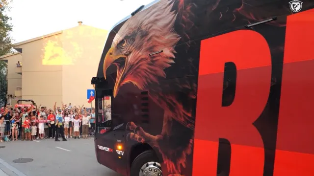 
                    Loucura. Benfica 'engolido' na chegada a Gaia e com novidade na comitiva
                