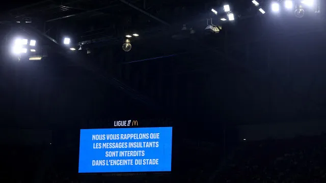 
                    Polémica em França. Lyon-Rennes foi interrompido por causa desta tarja
                