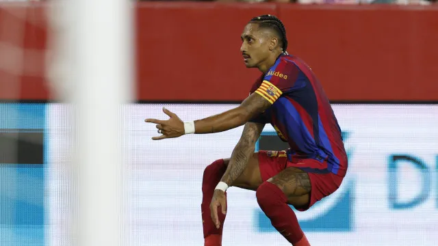 
                    Barcelona mantém pleno de vitórias em Sevilha com hattrick de Raphinha
                