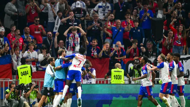 
                    Lyon, de Paulo Fonseca, vence em jogo interrompido por cânticos ofensivos
                