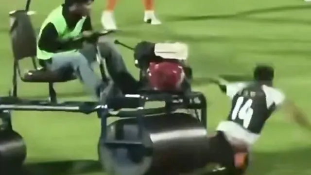 
                    Internacional inglês atropelado em pleno relvado. Imagens são arrepiantes
                