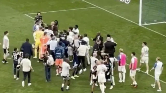
                    Provocações de Liam Rosenior causam 'batalha campal' em França
                