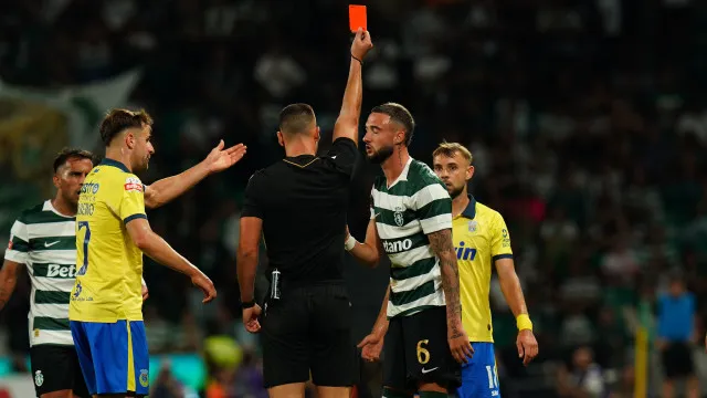 Debast arrume culpa pela ‘implosão’ do Sporting: “Cometi um erro”