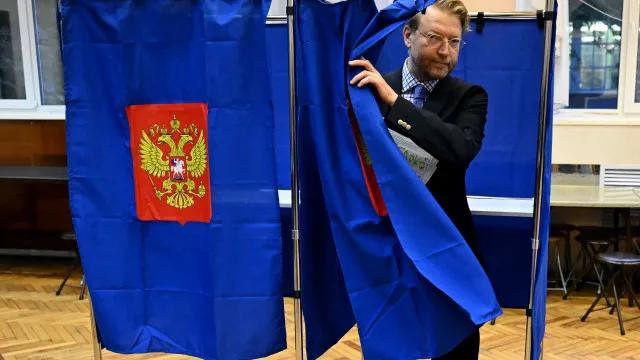 
                    Rússia. Líder do partido pacifista Yabloko votou por 