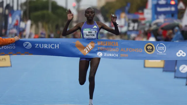 
                    Agnes Jebet Ngetich bate recorde do mundo da meia-maratona em Copenhaga
                