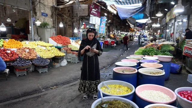 
                    Economia iraniana contrai 10% após o início da guerra
                