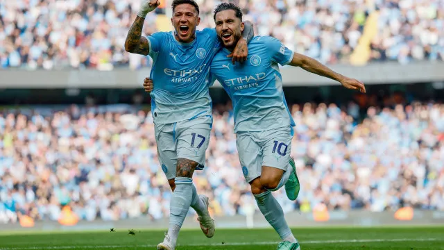 
                    City balança, mas não cai e bate Sunderland para roubar trono ao Arsenal
                