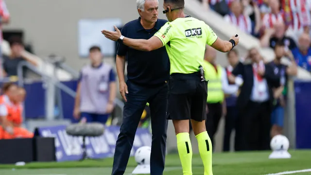 
                    Huijsen 'trai' Mourinho e Real Madrid perde dérbi ante Atlético de Madrid
                