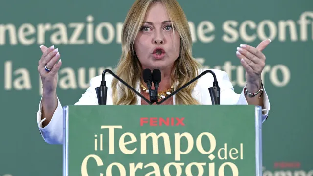 
                    Meloni quer limitar alunos estrangeiros e proibir burca nas escolas
                