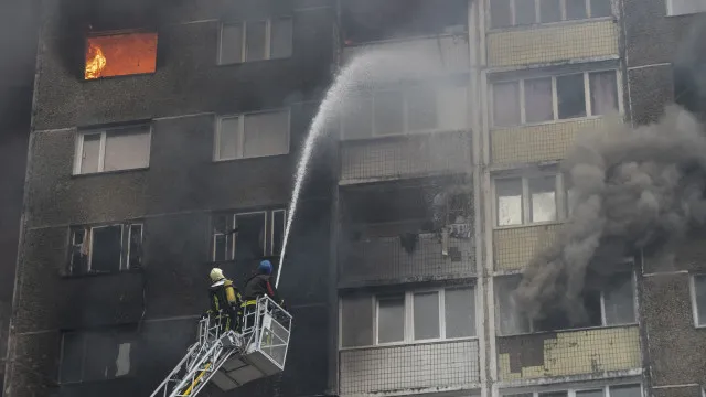 
                    Moscovo promete intensificar ataques após larga ofensiva de Kyiv
                