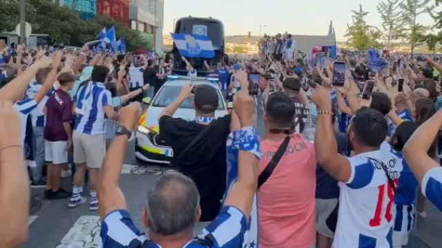 
                    Loucura total. A chegada apoteótica do FC Porto ao Estádio do Dragão
                