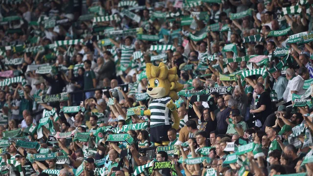 
                    Adeptos do Sporting contestam Rui Borges: 