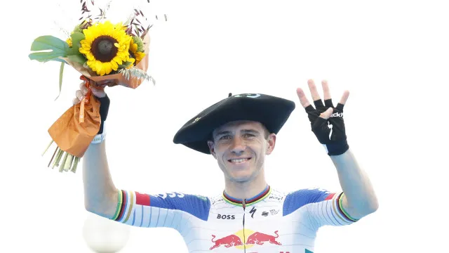 
                    Evenepoel faz história ao conquistar mais um título de contrarrelógio
                
