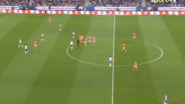 
                    Cara de Marco Silva diz tudo. Gabri viu amarelo e Benfica queria vermelho
                