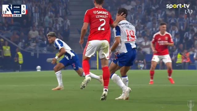 
                    Que infantilidade. Lenglet perde a cabeça e é expulso no FC Porto-Benfica
                
