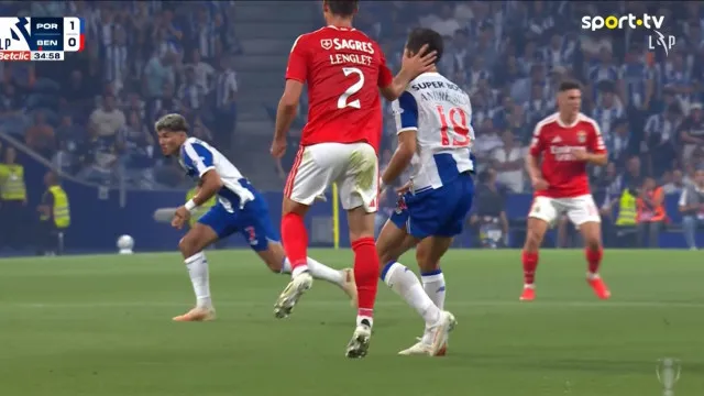 Que infantilidade. Lenglet perde a cabeça e é expulso no FC Porto-Benfica