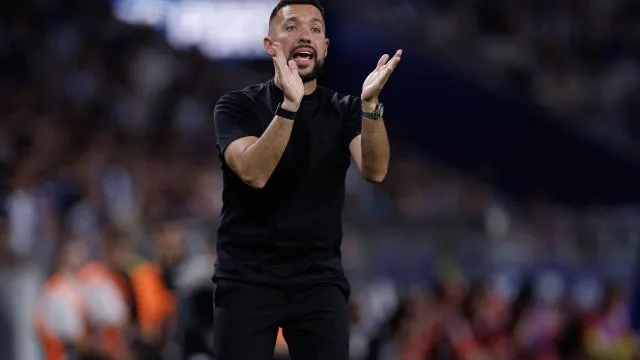 
                    Farioli elogia arbitragem: 