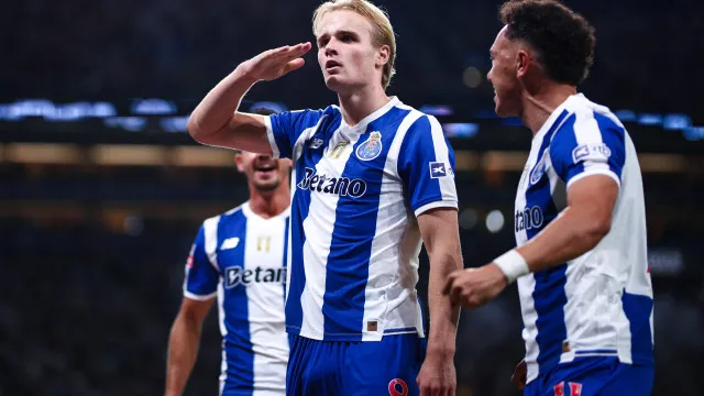 
                    FC Porto lança chamas em Clássico polémico, bate Benfica e lidera isolado
                