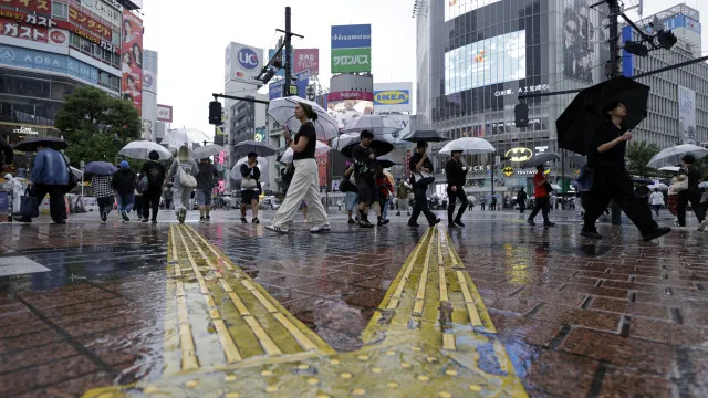 
                    Tufão Dujuan aproxima-se do Japão com chuvas e interrupções no trânsito
                