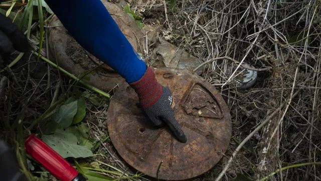 
                    Possível explosão de mina na Zona Desmilitarizada da Coreia. Há 3 feridos
                