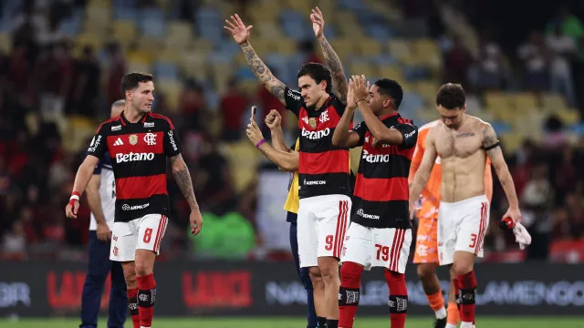 
                    Leonardo Jardim 'finta' confusão com Pedro e descola de Abel Ferreira
                