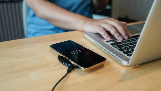 Com ou sem fios: A escolha que pode prolongar a bateria do telemóvel