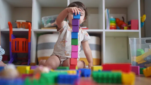 
                    Maus-tratos em creche das Flores. Auxiliar terá feito mata-leão a criança
                