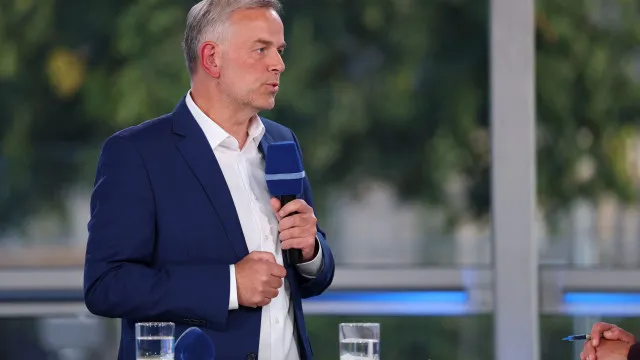 
                    Dirigente da extrema-direita alemã prevê que Merz deixe cargo este ano
                