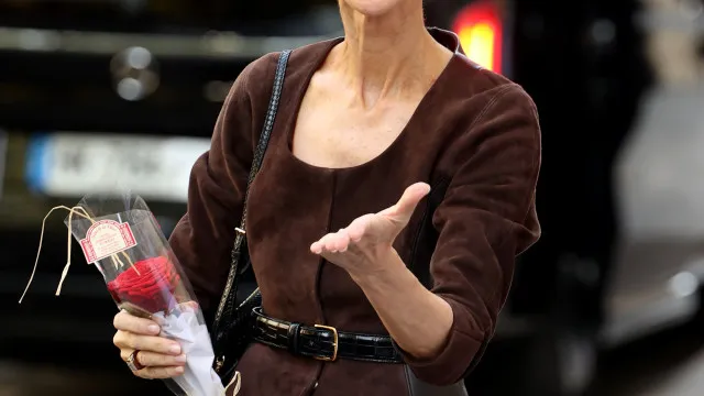 
                    Céline Dion canta e dança descalça em cima de carro no meio da multidão
                