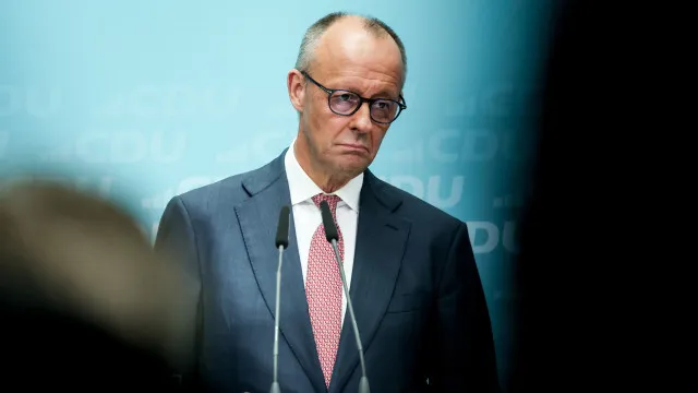 
                    Merz mantém coligação apesar de derrotas e invoca 