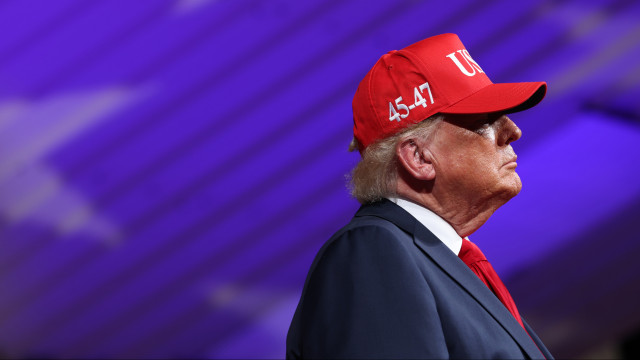CBS, NBC, ABC e Fox suspendem cobertura de Trump em apoio à CNN