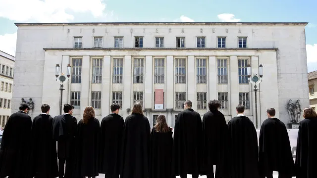 
                    Portugal atribuiu 2.700 bolsas a estudantes moçambicanos em 50 anos
                