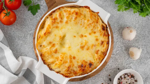 
                    Este gratinado de frango com massa é perfeito para levar na marmita
                