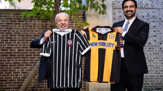 
                    Após encontro, Lula oferece camisola do Corinthians a Mamdani
                