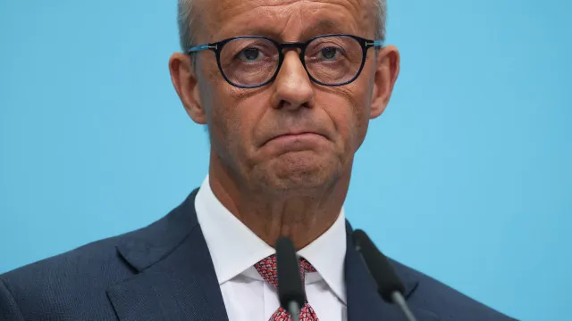 
                    Merz pede unidade em torno de Kyiv contra Moscovo e aponta dedo à AfD
                