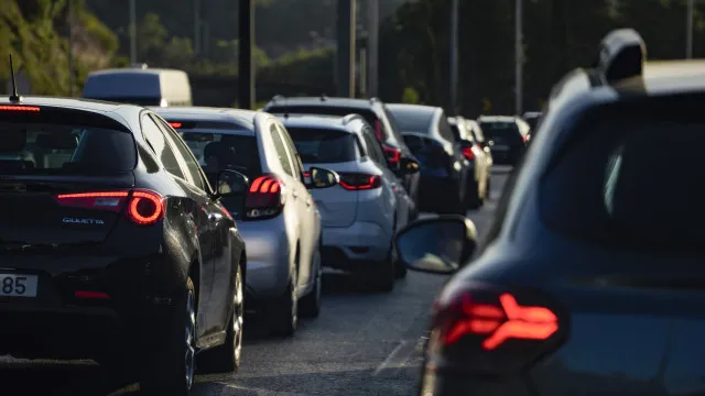 
                    Quantos quilómetros andaram os carros em Portugal em 2025?
                
