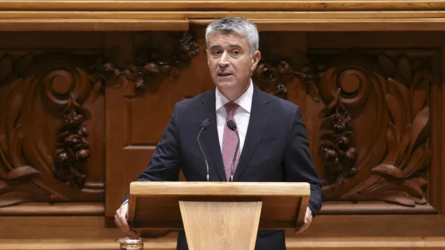 Carneiro avisa sobre propostas do PS: "Não sou igual a Montenegro"