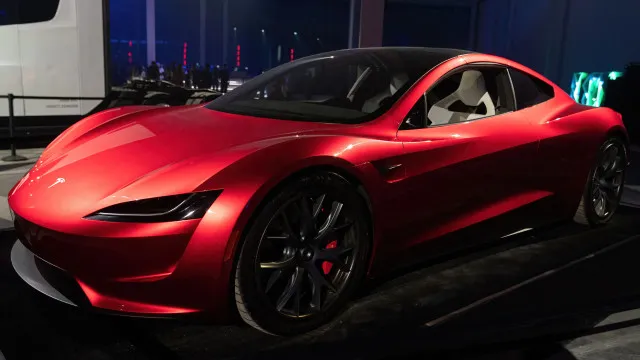 
                    Quer reservar o novo Tesla Roadster? Tem de pagar 50 mil dólares às cegas
                