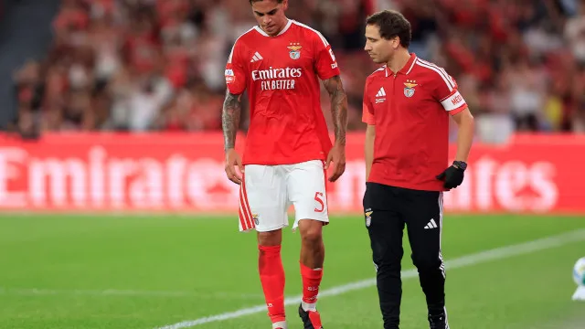 
                    Benfica dá novidades sobre estado clínico de Enzo Barrenechea
                