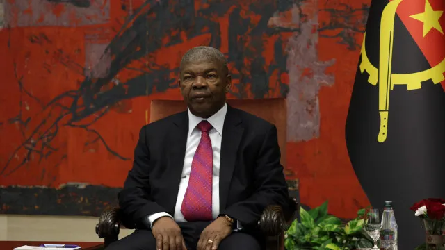 
                    Angola critica 