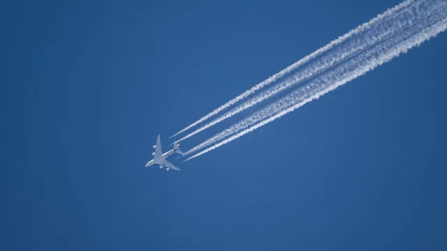 
                    Bruxelas alerta para preços elevados do gasóleo e combustível para aviação
                