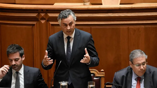 
                    Parlamento debate início do ano letivo a pedido do PCP. Ministro presente
                