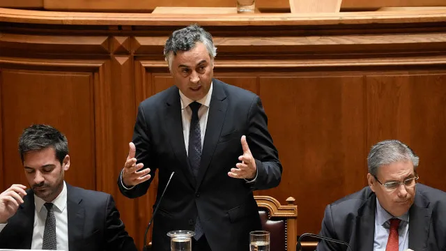 Parlamento debate início do ano letivo a pedido do PCP. Ministro presente