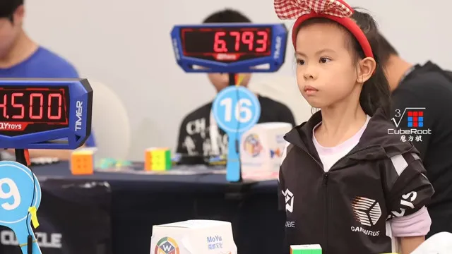 
                    Menina chinesa de seis anos estabelece recorde mundial no cubo mágico
                