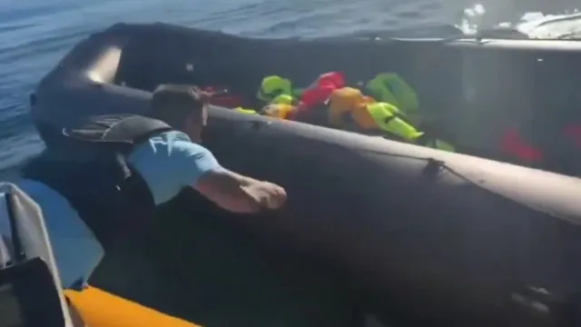 
                    Ativista perfura bote de requerentes de asilo no Canal da Mancha
                