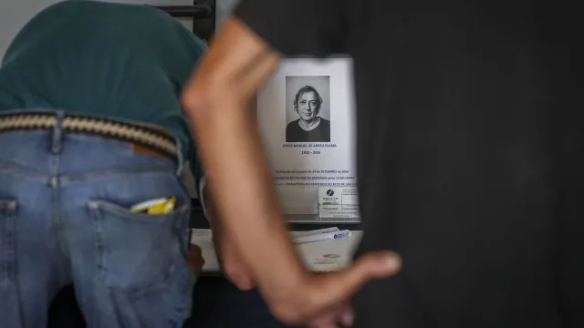 
                    Figuras públicas e anónimos despedem-se de Jorge Palma em Lisboa
                