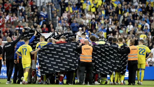 
                    Eriksen rescinde com Wolfsburgo após colapsar para estar perto da família
                